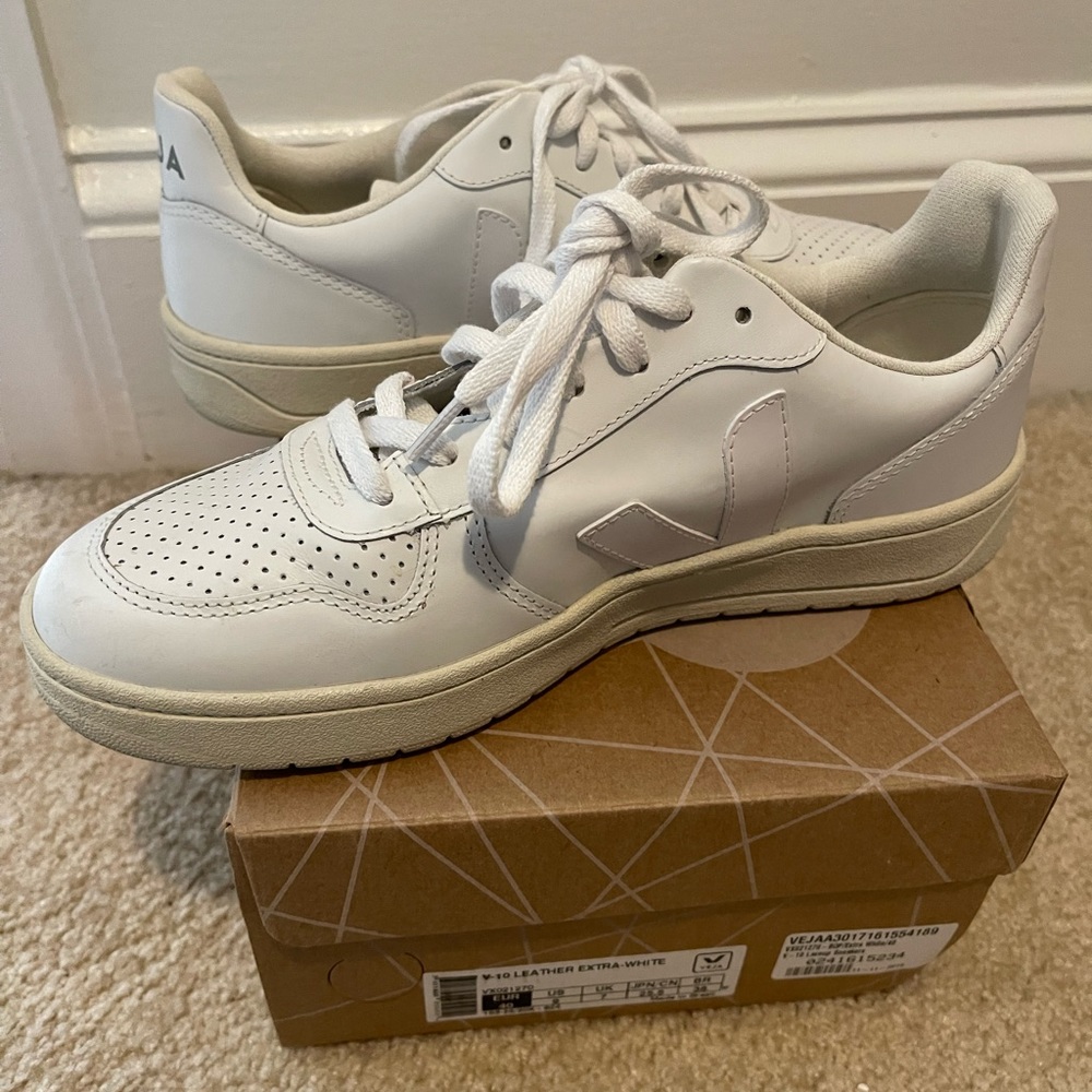 Veja V-10 leather extra white